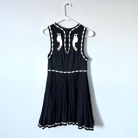 Free People “birds of a feather” embroidered black &white swing sleeveless dress - Picture 12 of 17